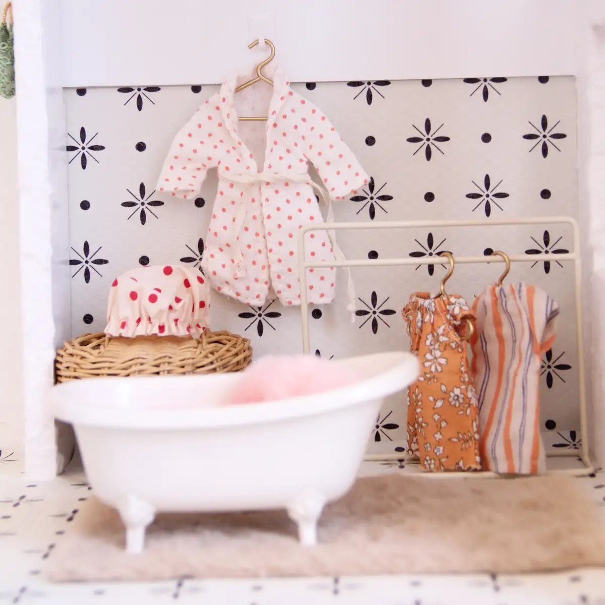 Accessori per la casa delle bambole Mini rack Laudry con vasca da bagno